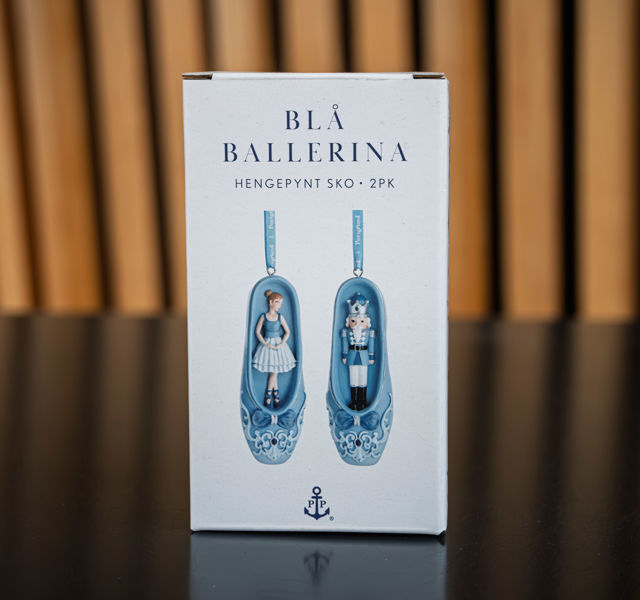 Eske med to porselensfigurer til å henge på juletre