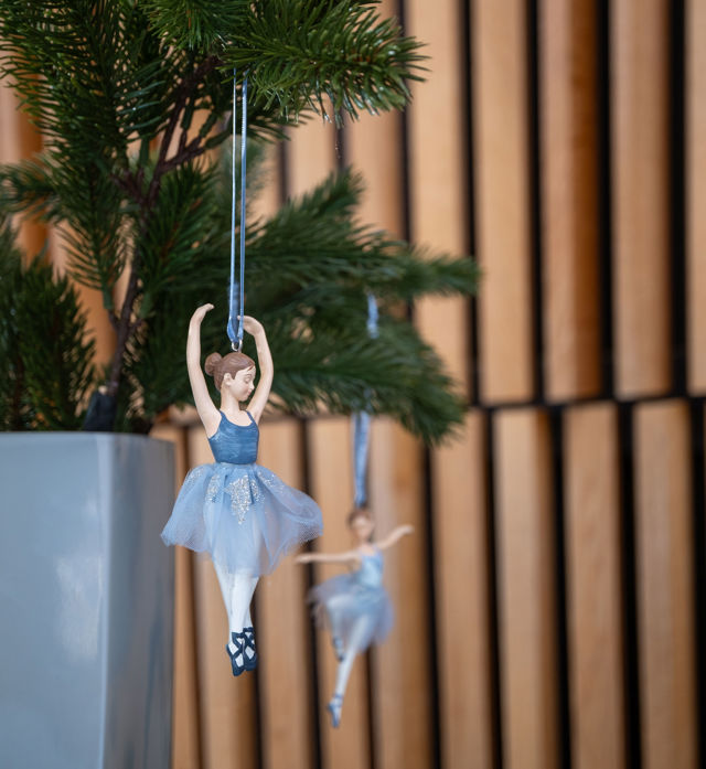 Porselensfigurer formet som ballerinaer, juletrepynt