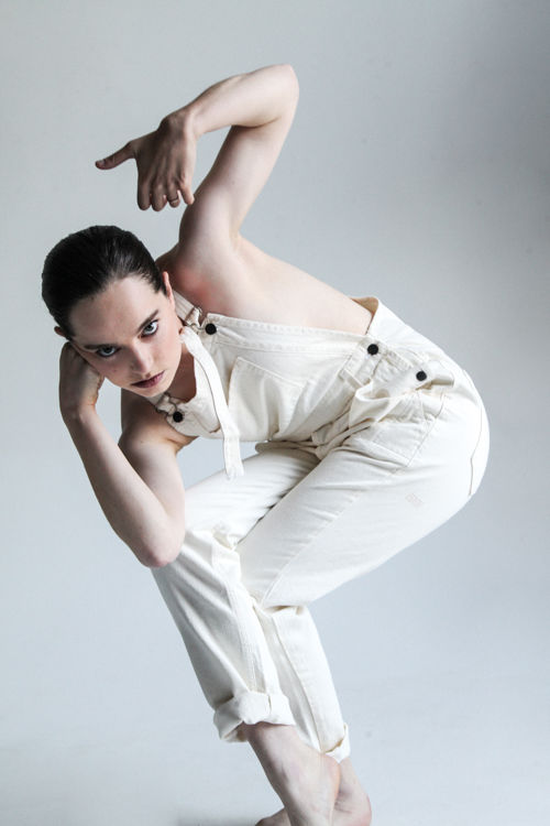 Koreograf Emma Portner danser i hvit snekkerbukse