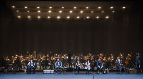 De syv dødssynder, med Operaorkestret bak på scenen