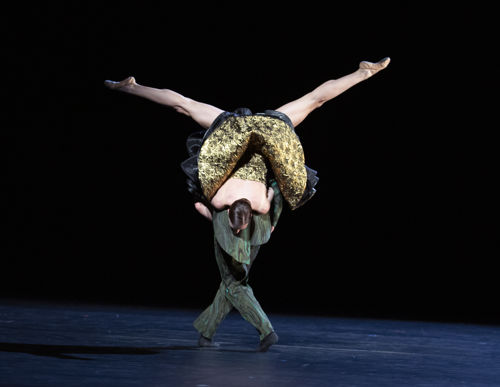 Whitney Jensen og Erik Murzagaliyev danser sammen i Mats Eks verk .... og Brahms