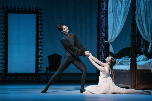 I første besetning danser Ricardo Castellanos tittelrollen som Onegin, og Melissa Hough er Tatjana. 