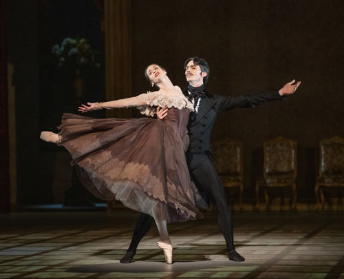 Melissa Hough og Ricardo Castellanos danser hovedrollene som Tatjana og Onegin