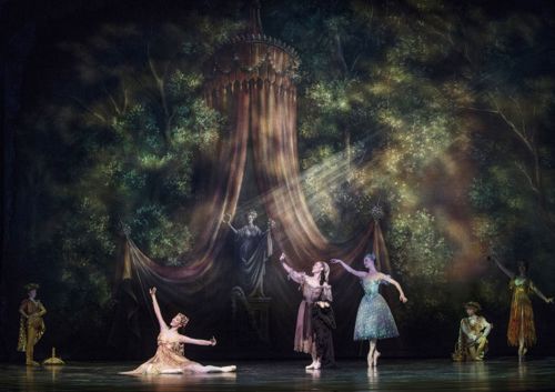 Et scenebilde fra balletten ASkepott med et stort grønt bakteppe