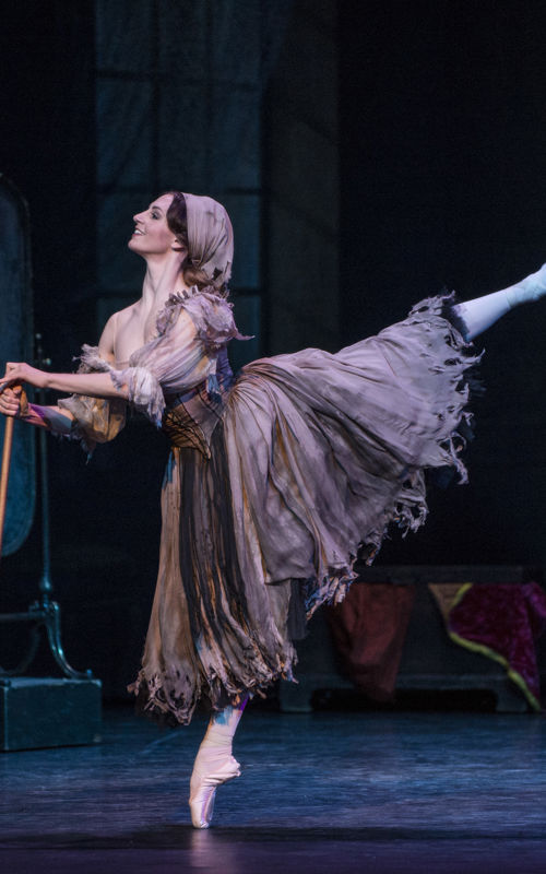 Ballettdanser Melissa Hough i Askepottkostyme, på tåspiss