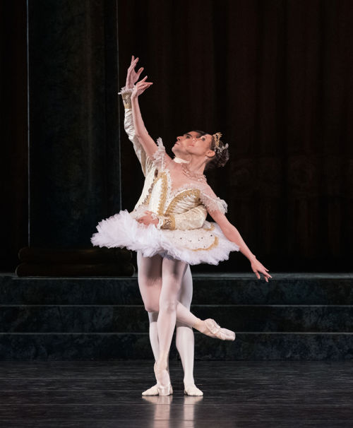 Ballerina i tutu på tåspiss med mannlig danser