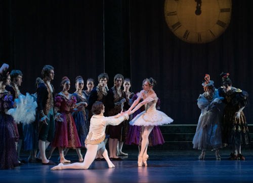 Mannlig danser kneler foran ballerina på tåspiss