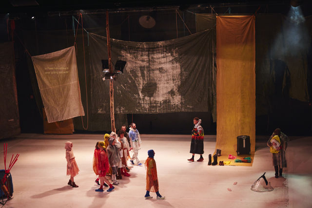 12 dansere går på scenen