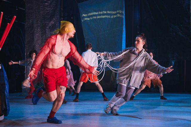 en danser i rød shorts og en annen med tau rundt kroppen