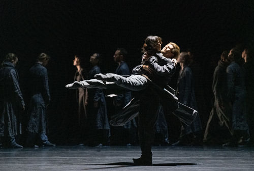 danser løfter kvinne og svinger henne rundt