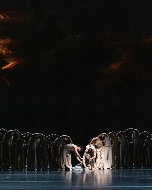 mange dansere på scenen