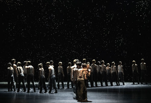 omfavnelse, mange dansere under "stjernehimmel"