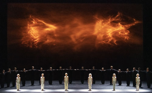 barn fra Ballettskolen foran på scenen, dansere som tar på hverandres skuldre bak