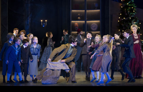 Drosselmeyer deler ut gaver til barna i juleselskapet