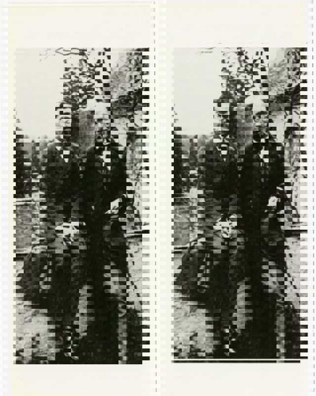 Hofmannsthal og Strauss sitter på en mur