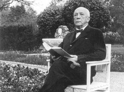 Richard Strauss med bok på benk i parken