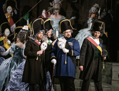 Gruppe med menn med napoleonshatter og masker  på maskeball