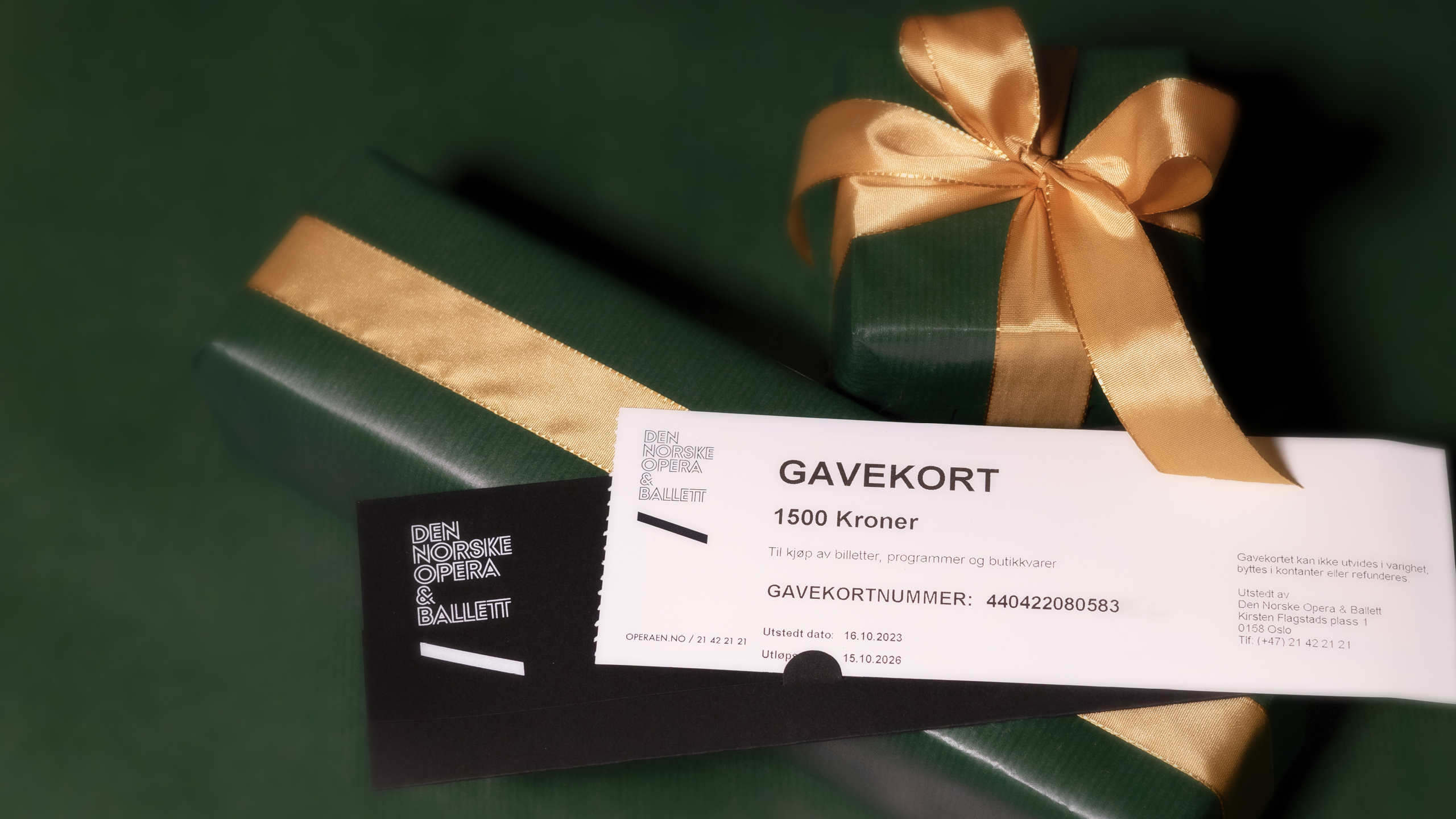 bilde av et innpakket gavekort i Operaen