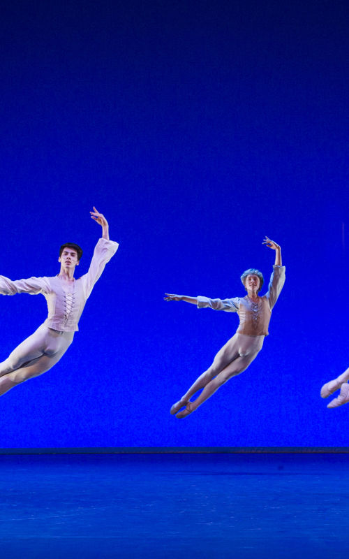 5 unge mannlige dansere i høyt hopp