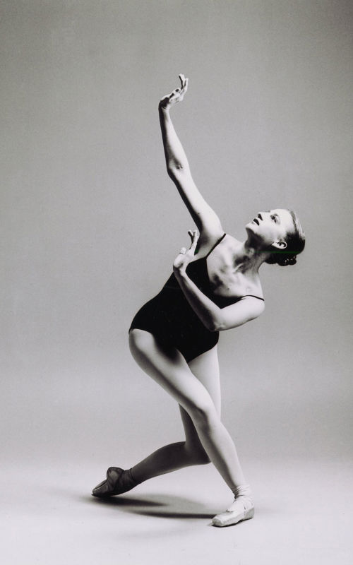 svart hvitt bilde av kvinne som danser i sort ballettdrakt