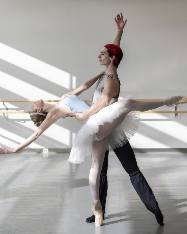 to dansere i studio, fra prøver på Raymonda suite