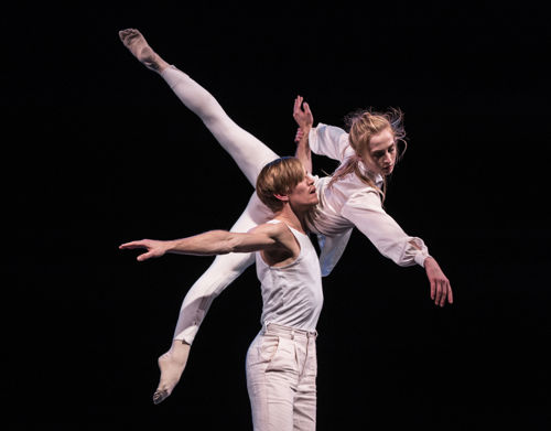 Grete Sofie Borud Nybakken og Silas Henriksen danser i forestillingen Hedda Gabler