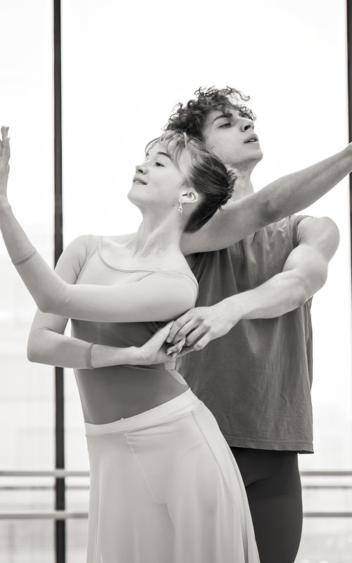 to dansere i studio, han står bak henne og holder henne i hånden