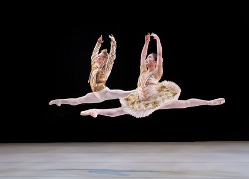 klassisk ballett - et par i grand jéte (splitthopp)
