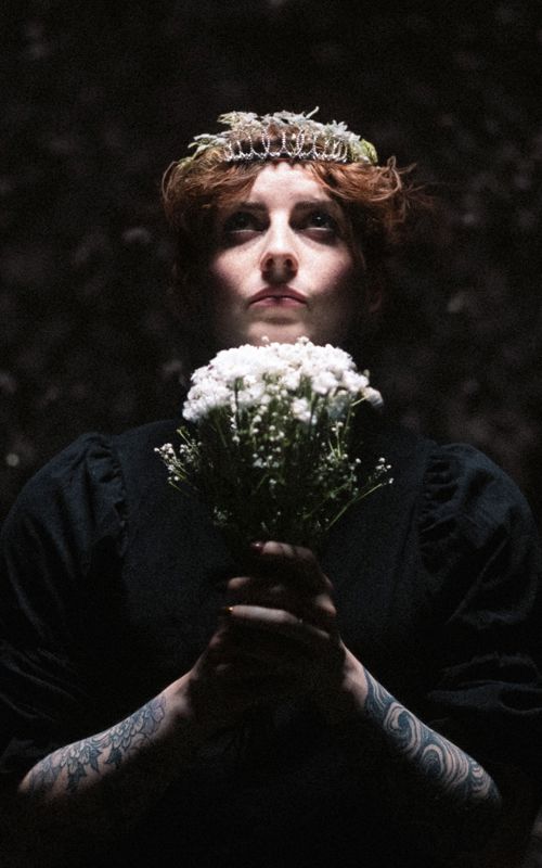 Kvinne med blomsterbukett