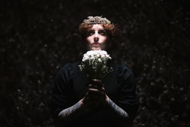 Kvinne med blomsterbukett