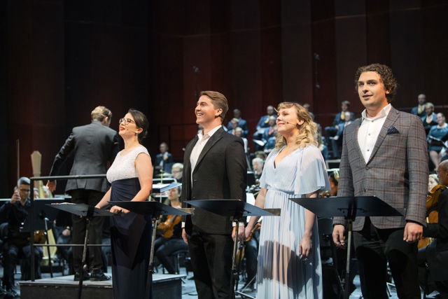 Fire mennesker på rad foran orkester