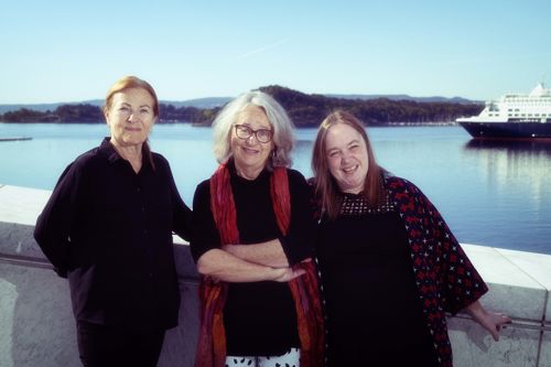 Fram sitt kunstneriske team, Hilde Andersen, Synne Skouen og Oda Radoor på Operataket