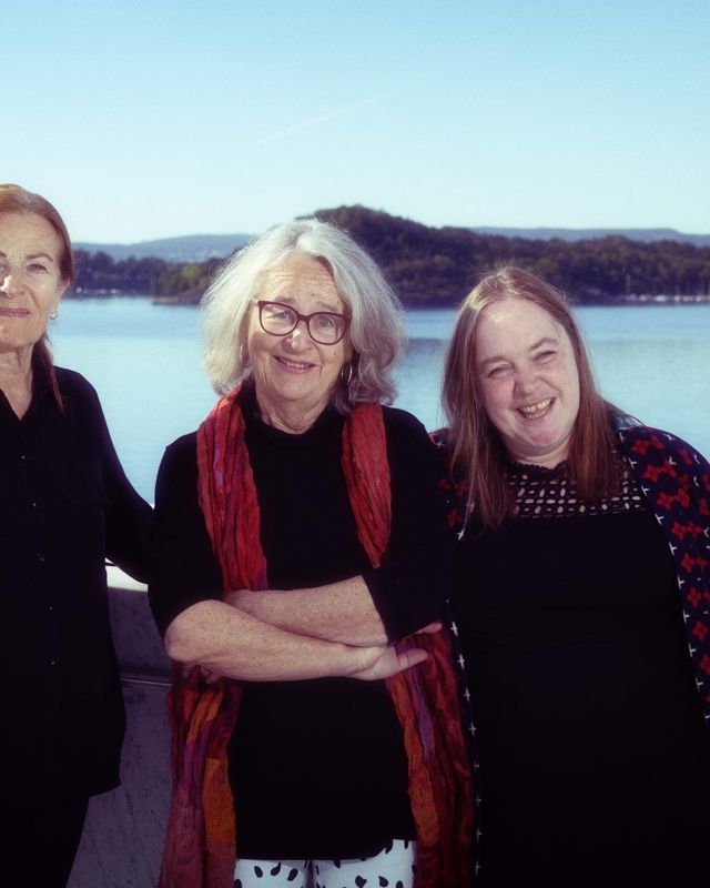 Fram sitt kunstneriske team, Hilde Andersen, Synne Skouen og Oda Radoor på Operataket