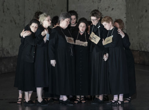 Nonner i klynge med navneskilt rundt halsen