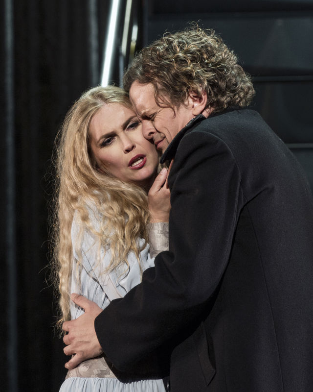 Fortvilet par omfavner hverandre