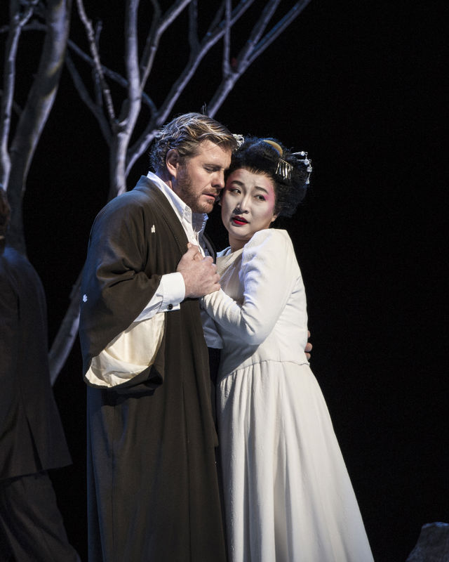 Mann står tett inntil kvinne i japansk kostyme