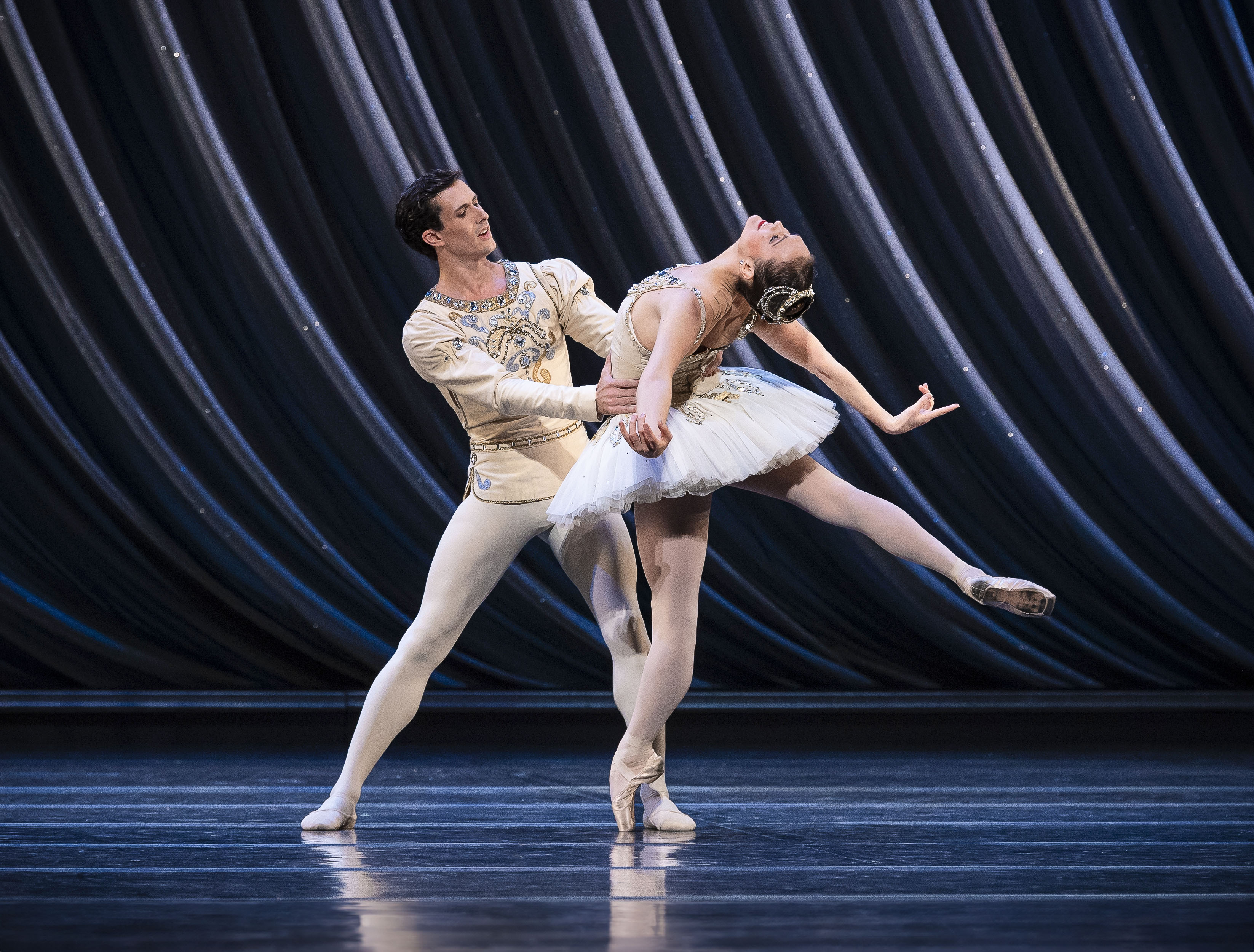 en pas de deux (dans for to) i hvite kostymer