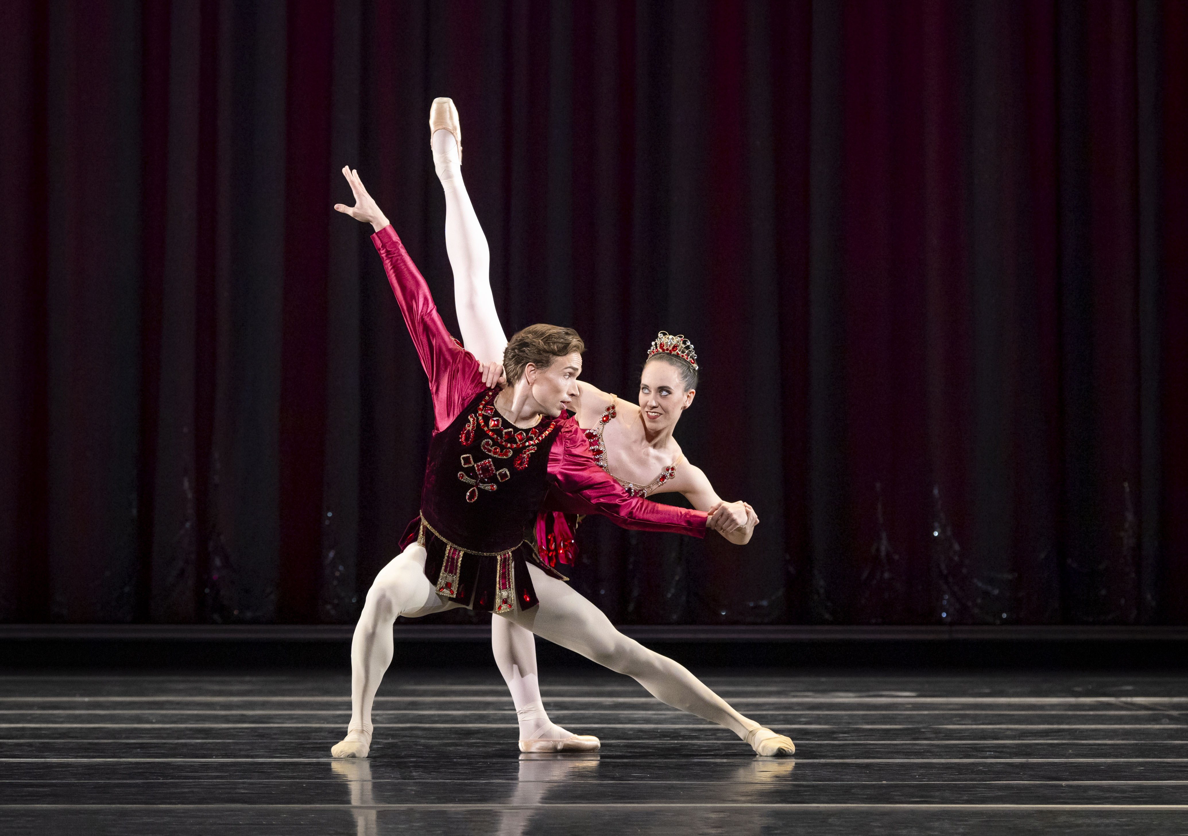 et par i røde kostymer