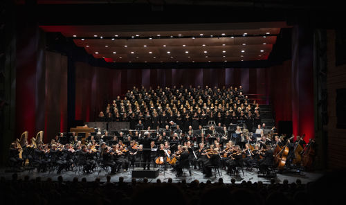 Stort orkester og kor på konsertscene