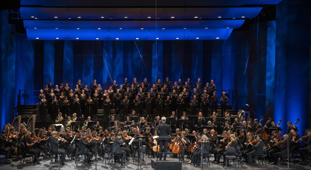 Stort orkester og kor, blå bakgrunn