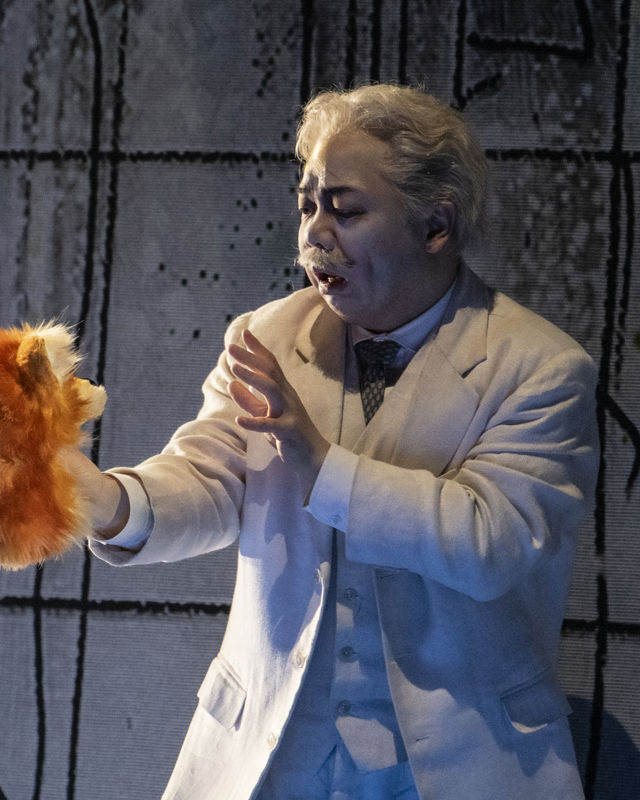 Mann i hvit dress holder revehode