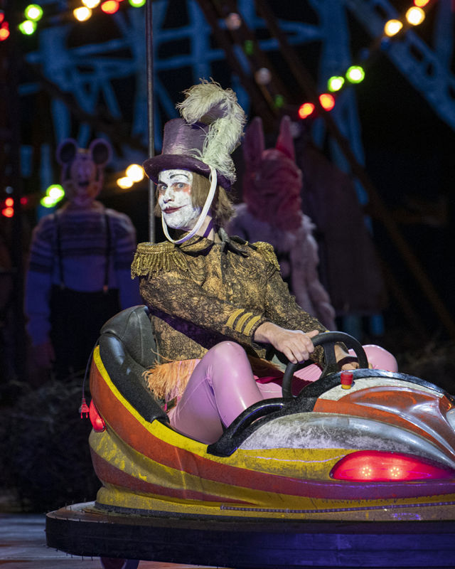 Mann i kostyme sitter i radiobil