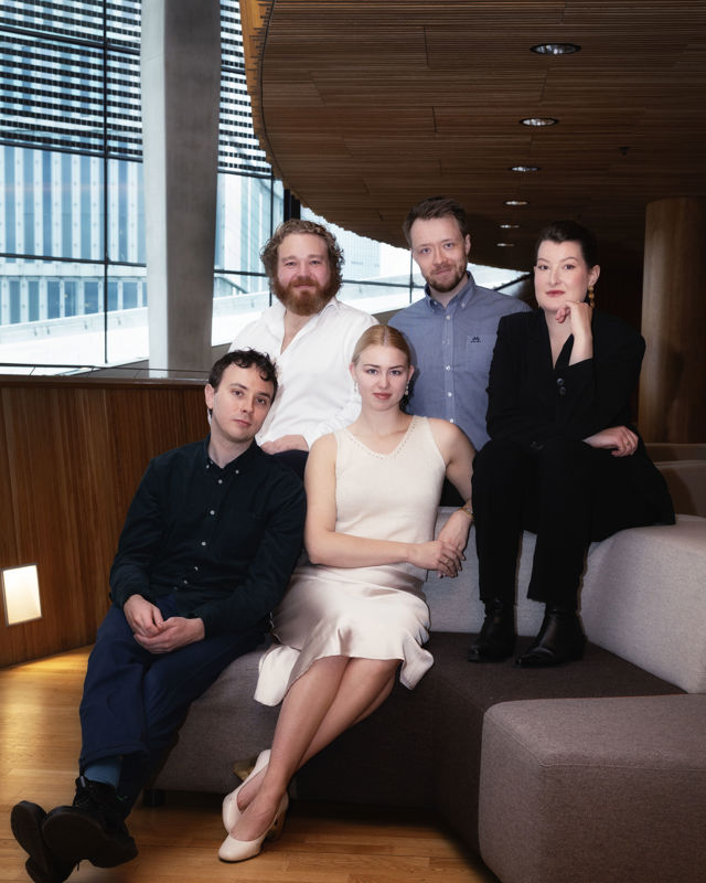 Fem unge mennesker sitter i sofa