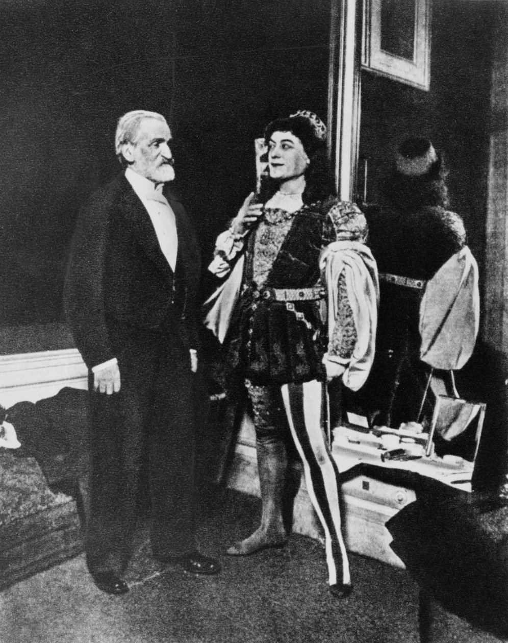 Gammelt foto av gammel mann ved siden av en mann i kostyme