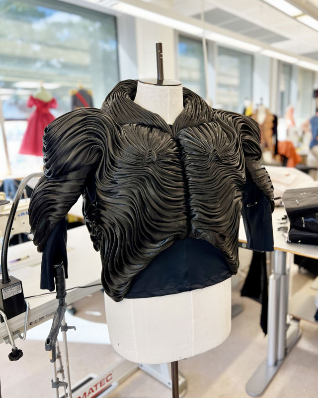 Svart latekskostyme med folder