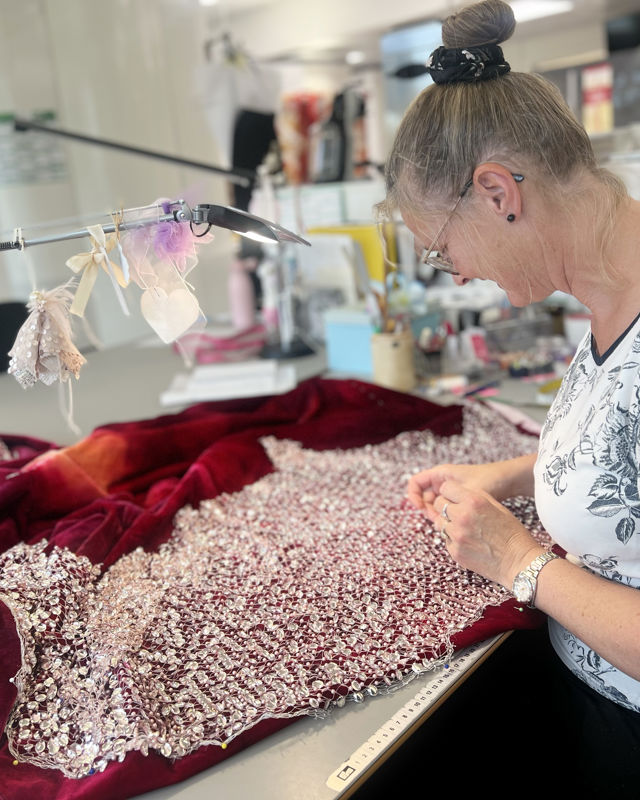 Dame syr perler på kostyme