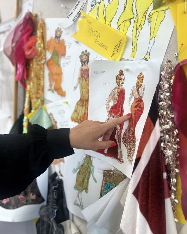 Hånd som peker på kostymebilde