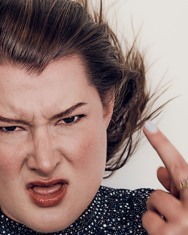 Bilde av sint kvinne som viser finger