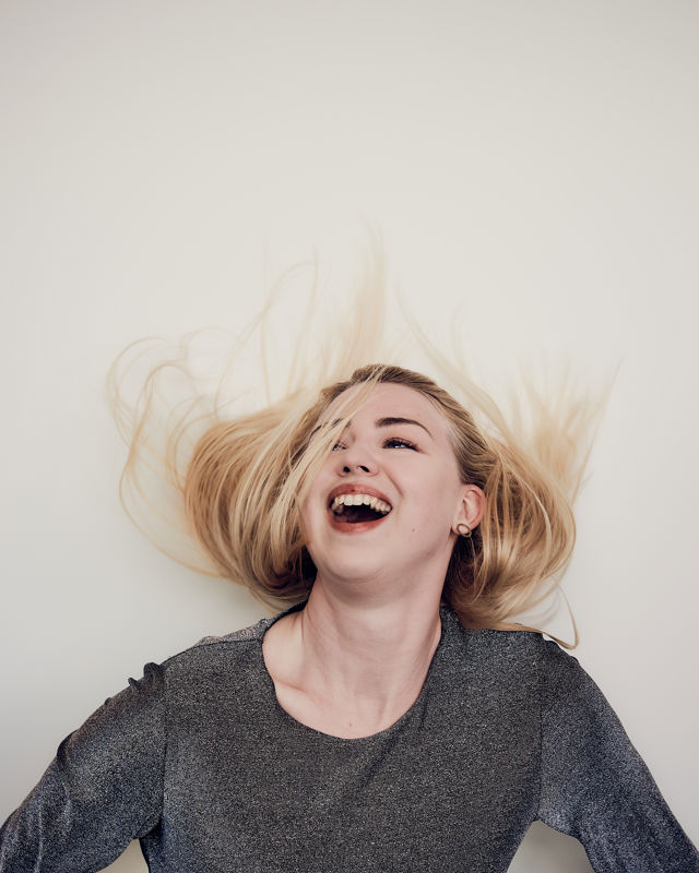 Leende kvinne med langt hår i bevegelse