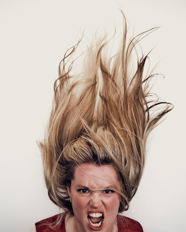 Bilde av sint kvinne med håret rett opp